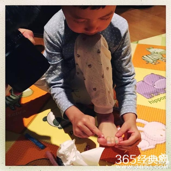 姚晨实力坑娃 用蜡笔给儿子涂指甲油
