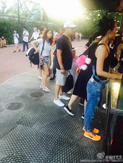 李湘一家三口游大阪 开心游玩享受假期