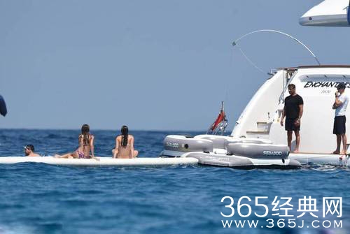 史泰龙70大寿出海度假 妻女比基尼养眼