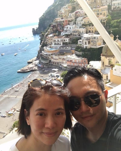 袁咏仪张智霖恩爱旅行 戏水相拥涂海泥