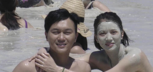 袁咏仪张智霖恩爱旅行 戏水相拥涂海泥