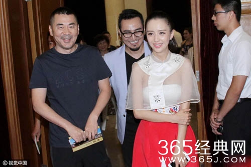 佟丽娅出席活动穿透视沙裙 胸前若隐若现