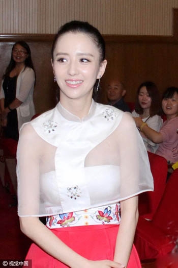 佟丽娅出席活动穿透视沙裙 胸前若隐若现