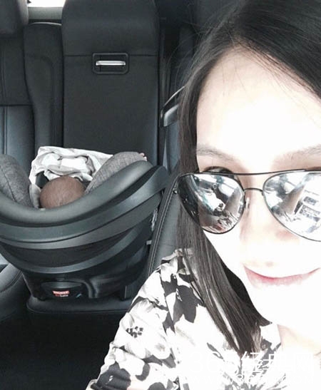 张梓琳自驾带女儿外出 被赞高颜值