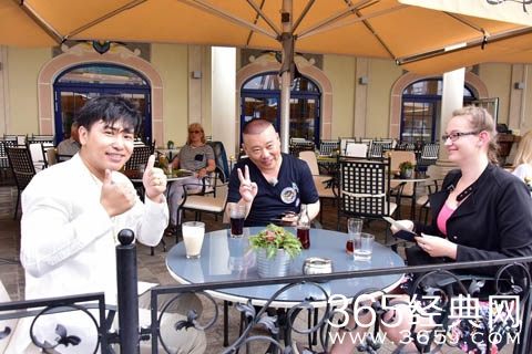 郭德纲变身老司机频搭讪 美女争相合影