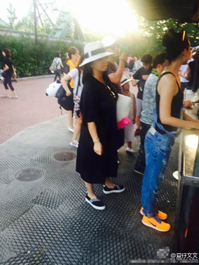 李湘一家三口游大阪 开心游玩享受假期