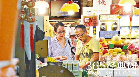 吴镇宇娇妻罕见露面 打扮随意略显发福