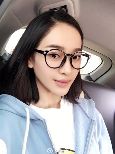 张一山女朋友曝光 高颜值身材好