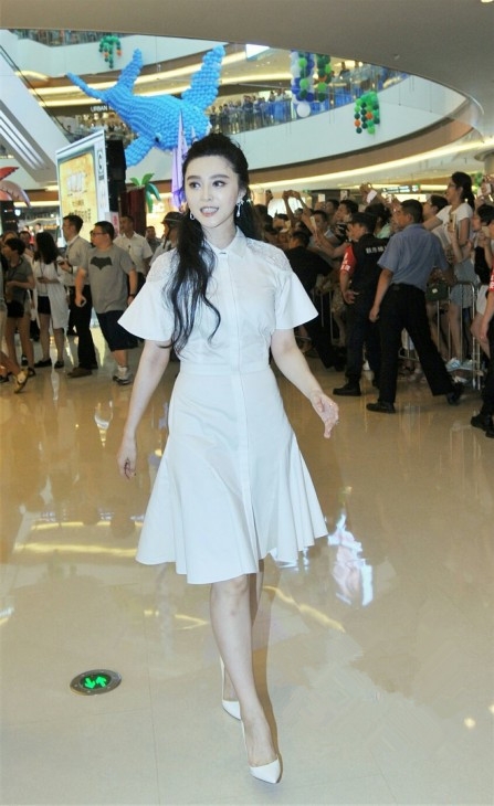 来蓉为新片造势 成龙帮范冰冰擦汗