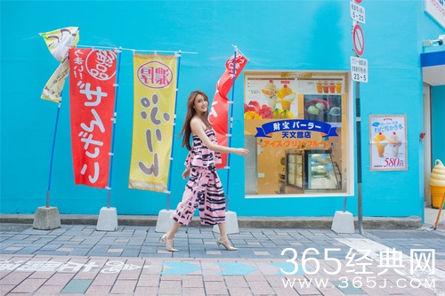 陈冰晒夏日街头写真  清爽少轻女甜可爱