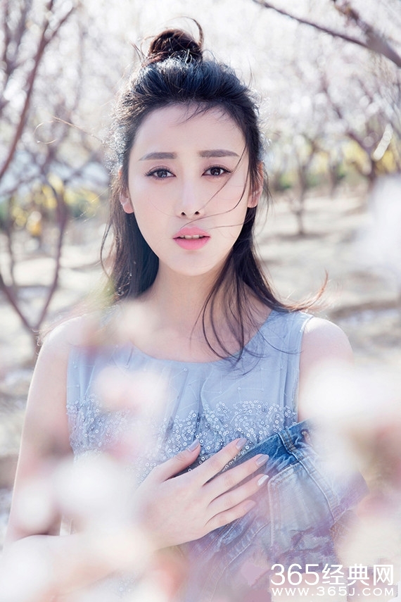 李嘉熙最新大片曝光 笑容动人心弦