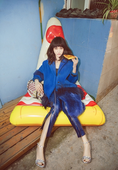 唐嫣登《红秀》杂志封面 抛下偶像包袱