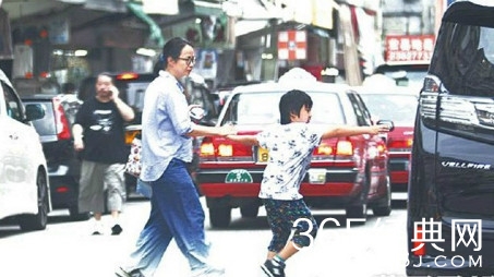 吴镇宇娇妻罕见露面 打扮随意略显发福