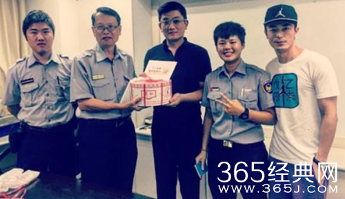 兄弟情深 霍建华带蛋糕到警局为哥哥庆生