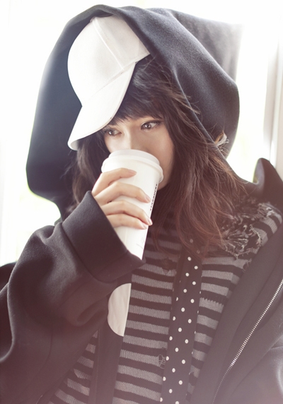 唐嫣登《红秀》杂志封面 抛下偶像包袱