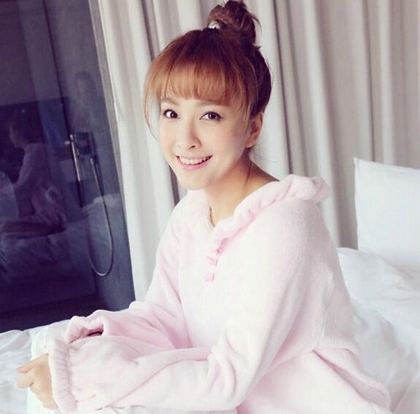 邋遢吴昕被曝闺房狼藉：客厅中央搁着洗脚盆