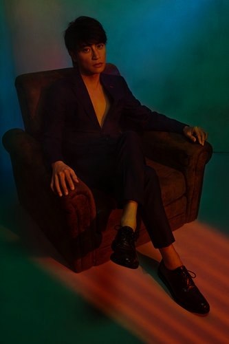 陈志朋新歌写真曝光 眼眸深邃忧郁对你说睡前物语