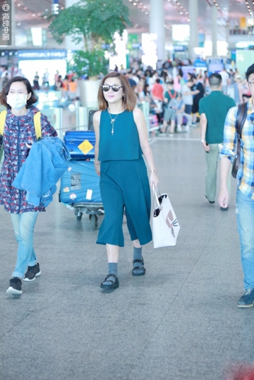 Selina机场大方露伤痕 与助理热聊心情好