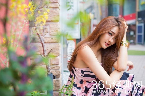 陈冰晒夏日街头写真  清爽少轻女甜可爱
