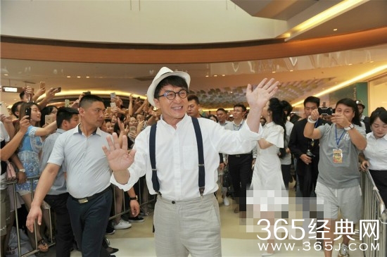 来蓉为新片造势 成龙帮范冰冰擦汗