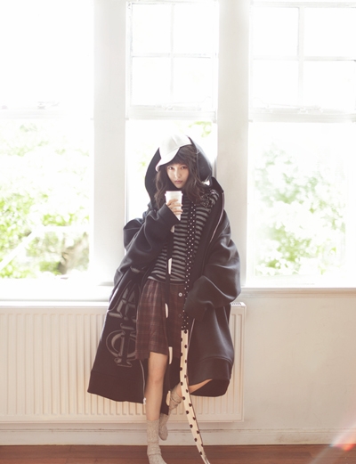 唐嫣登《红秀》杂志封面 抛下偶像包袱