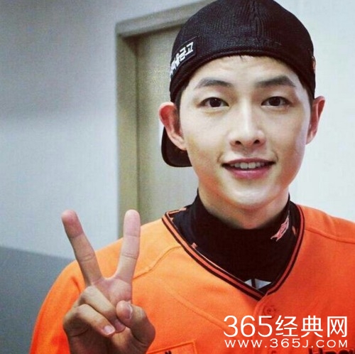 宋仲基开球反扣帽子尽显帅气 老公喊你打棒球