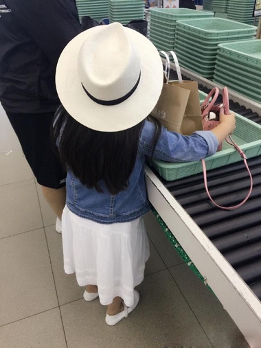 王诗龄日本度假归来 安检护包笑容甜