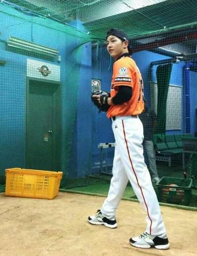 宋仲基开球反扣帽子尽显帅气 老公喊你打棒球