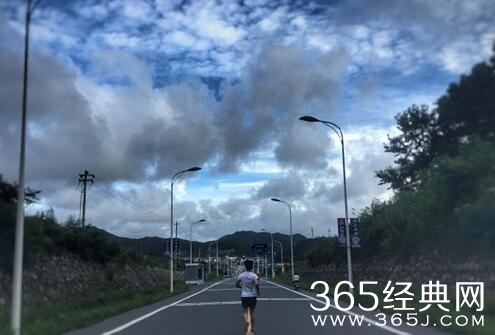 沈泰曝工作照称一直在路上 网友表示发型无敌