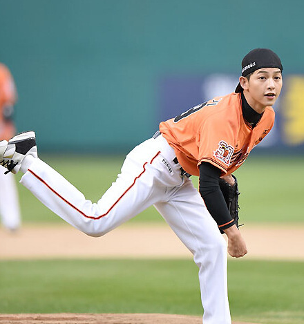 宋仲基开球反扣帽子尽显帅气 老公喊你打棒球