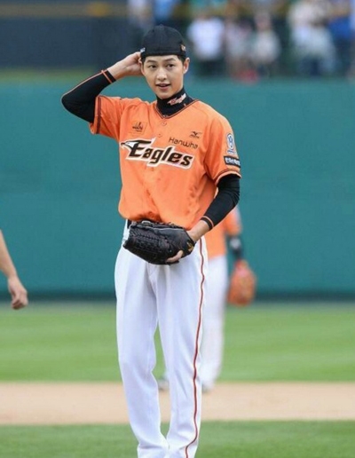 宋仲基开球反扣帽子尽显帅气 老公喊你打棒球