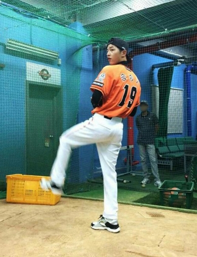 宋仲基开球反扣帽子尽显帅气 老公喊你打棒球