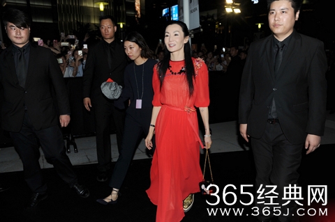 51岁张曼玉瘦出新高 青蛇变成白骨精了