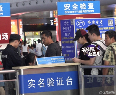 baby脚踩运动鞋坐高铁回京疑似怀孕