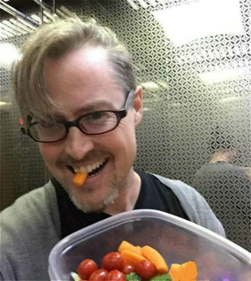 夏克立秀厨艺 自曝对美食情有独钟