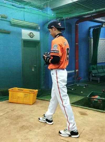 宋仲基开球反扣帽子尽显帅气 老公喊你打棒球