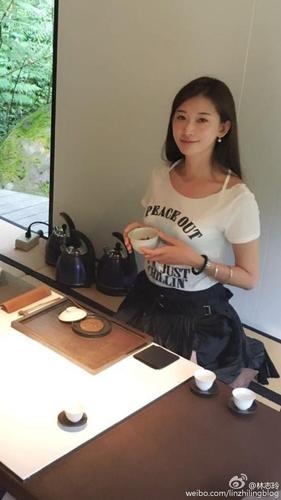 林志玲晒与友人喝茶照片 气质优雅知性美