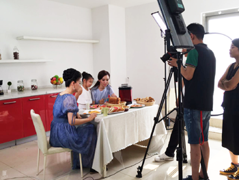 鬼马精灵刘泽萱受邀参与美食主题广告拍摄