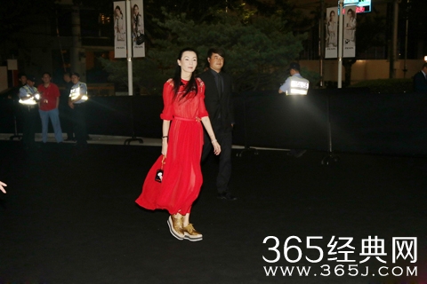 51岁张曼玉瘦出新高 青蛇变成白骨精了