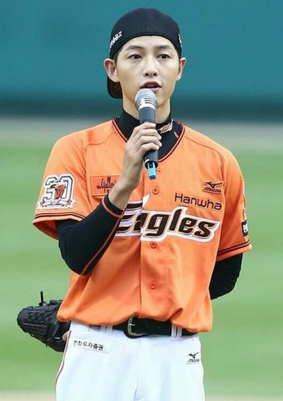 宋仲基开球反扣帽子尽显帅气 老公喊你打棒球