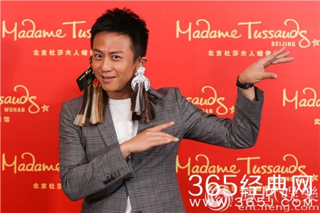 邓超蜡像空降717粉丝见面会 邓超与粉丝见证蜡像曝光