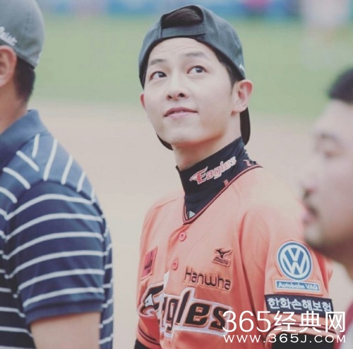 宋仲基开球反扣帽子尽显帅气 老公喊你打棒球