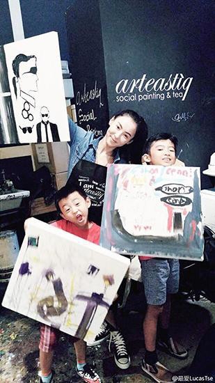 张柏芝带两个儿子攀岩画画 文武培养皆重视