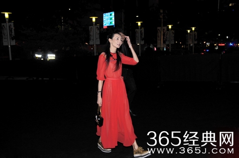 51岁张曼玉瘦出新高 青蛇变成白骨精了