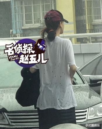 baby脚踩运动鞋坐高铁回京疑似怀孕