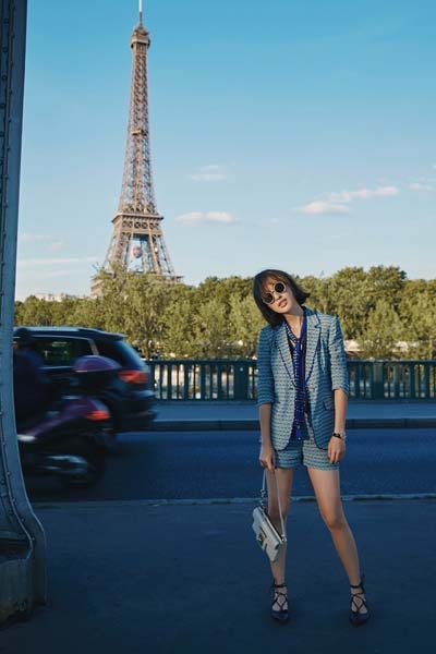 张俪巴黎铁塔露长腿 潮范儿十足