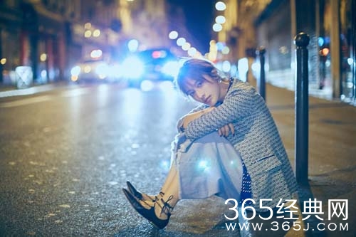 张俪巴黎铁塔露长腿 潮范儿十足