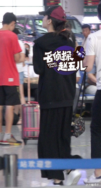 baby脚踩运动鞋坐高铁回京疑似怀孕