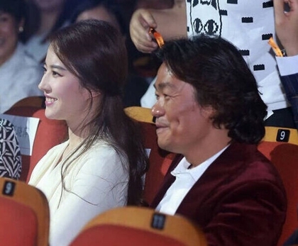 画风对比太强烈！刘亦菲与王宝强同框遭调侃