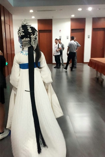 赵雅芝再演白娘子 昆曲扮相露背影